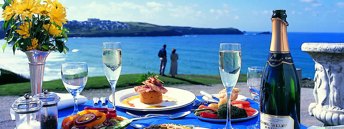Alfresco dining (Photo by Visit Cornwall)